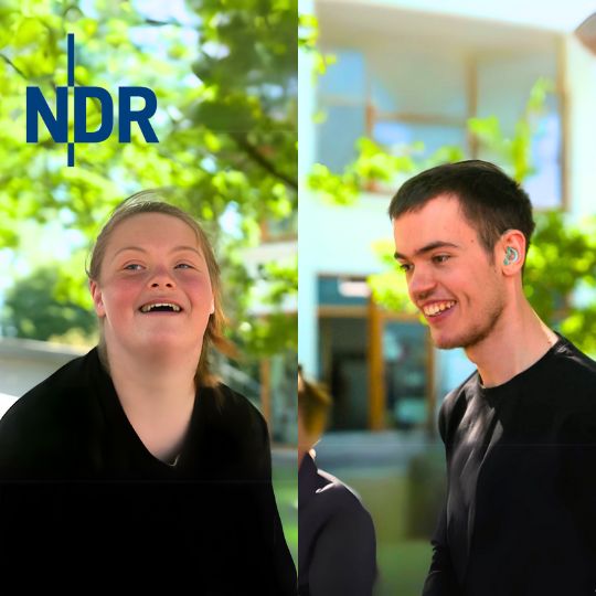 Screenshots aus dem TV-Beitrag mit Portraits von Ole Bramstedt und Amelie Gerdes beim Tanzworkshop draußen, plus NDR Logo